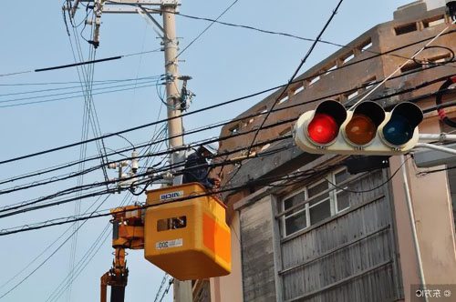 電力電纜的內(nèi)屏蔽層與外屏蔽層各在什么部位？采用什么材料？有何作用？